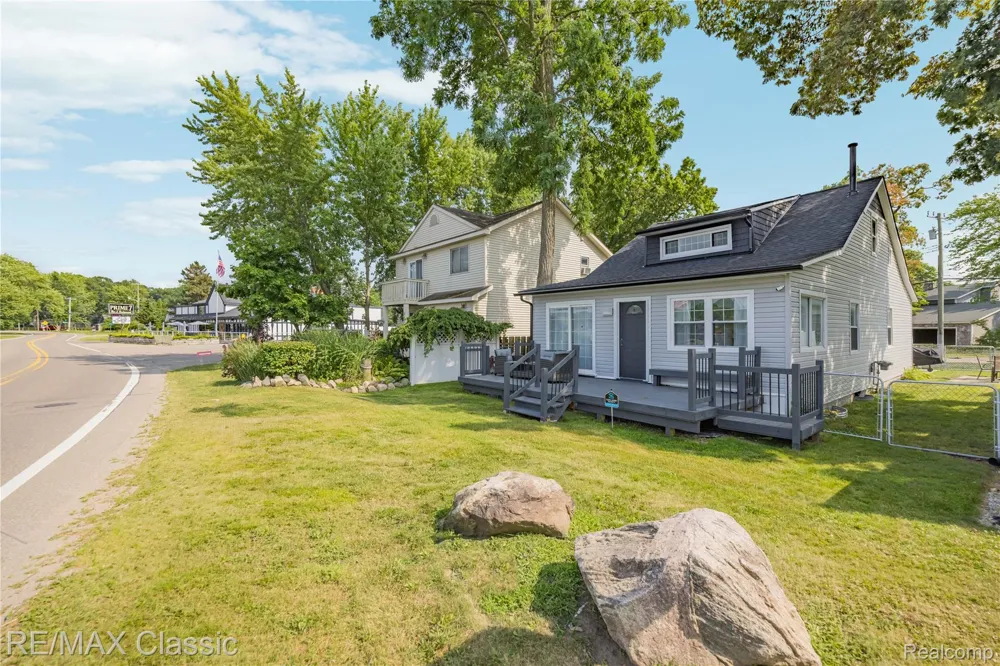 8665 Cooley Lake Road Commerce Charter Township, MI 48382