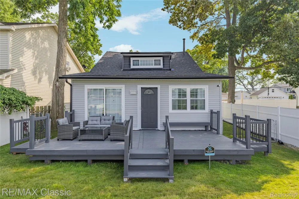 8665 Cooley Lake Road Commerce Charter Township, MI 48382
