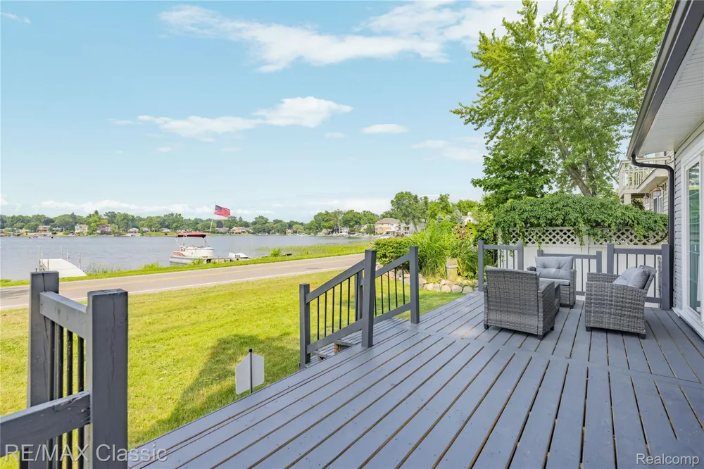 8665 Cooley Lake Road Commerce Charter Township, MI 48382