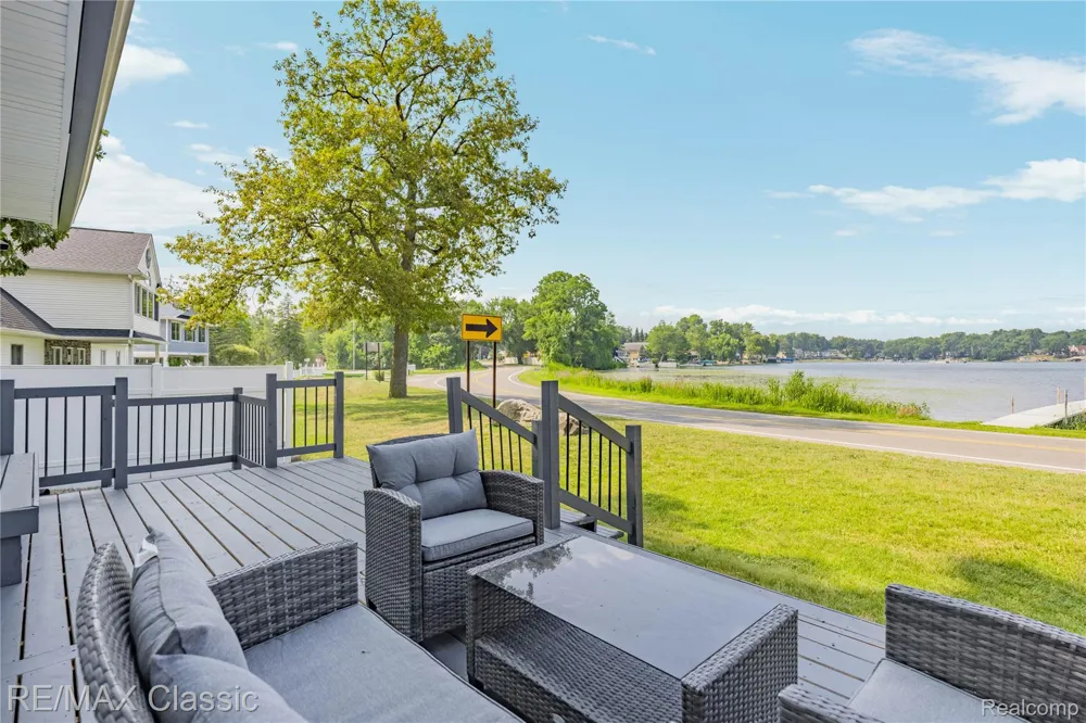 8665 Cooley Lake Road Commerce Charter Township, MI 48382