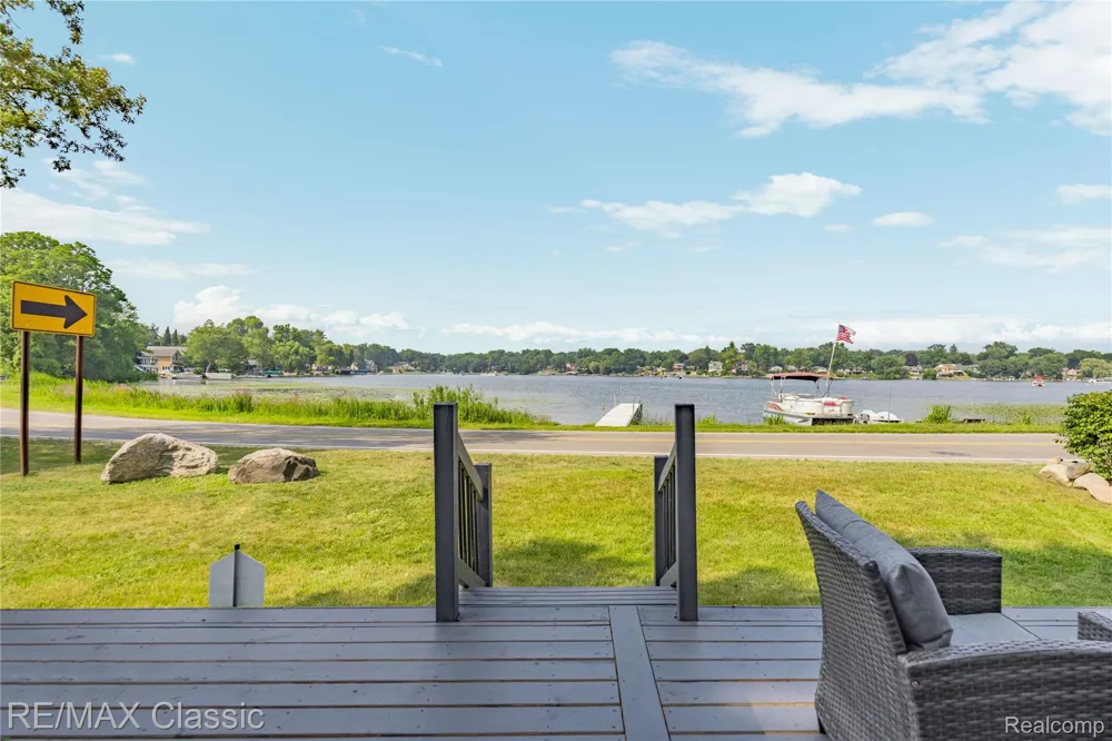 8665 Cooley Lake Road Commerce Charter Township, MI 48382