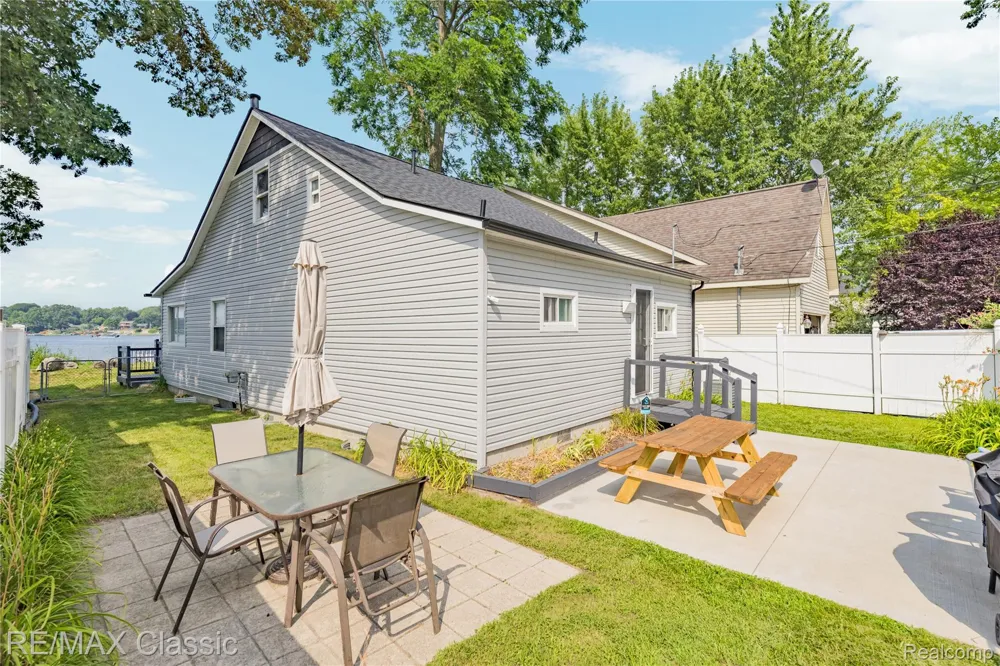 8665 Cooley Lake Road Commerce Charter Township, MI 48382