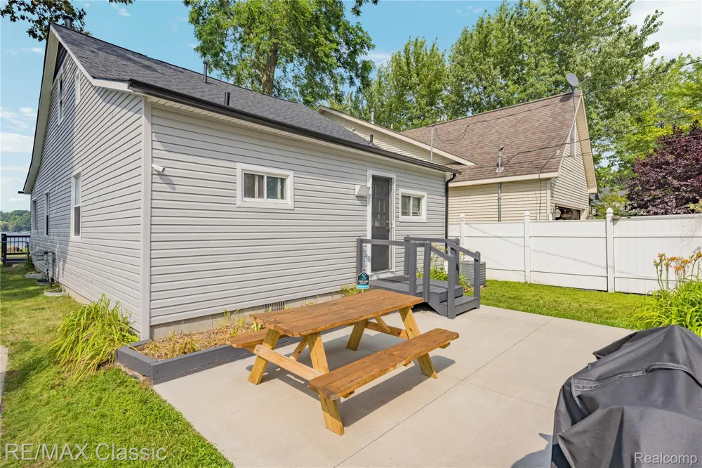 8665 Cooley Lake Road Commerce Charter Township, MI 48382