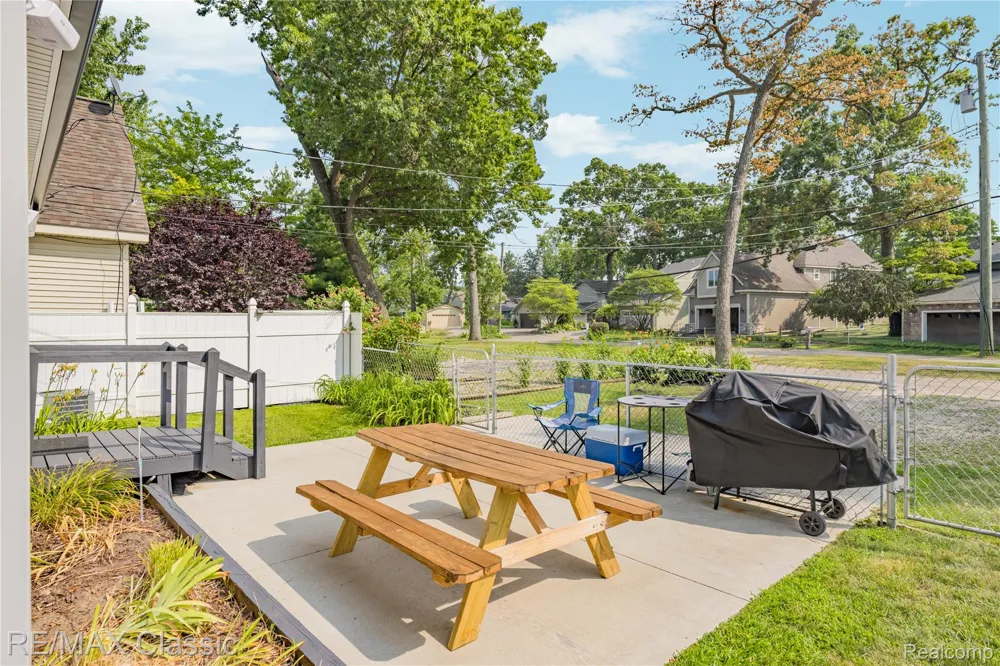 8665 Cooley Lake Road Commerce Charter Township, MI 48382
