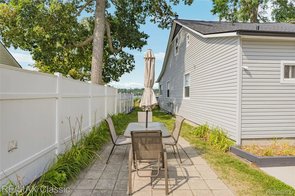 8665 Cooley Lake Road Commerce Charter Township, MI 48382