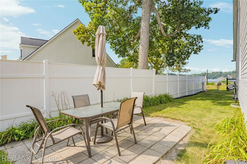 8665 Cooley Lake Road Commerce Charter Township, MI 48382