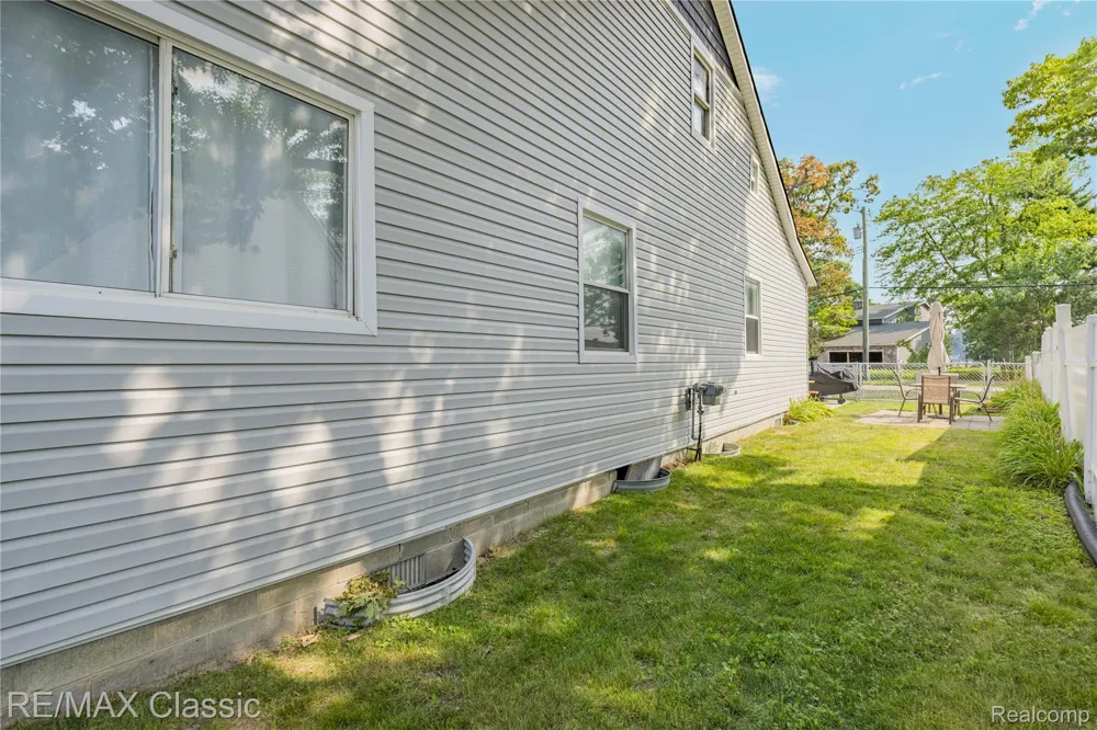 8665 Cooley Lake Road Commerce Charter Township, MI 48382