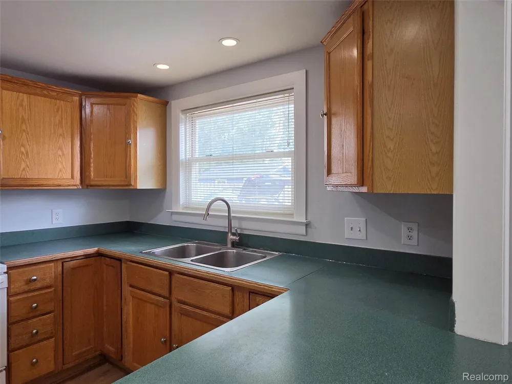 1031 Arthur Drive Troy City, MI 48083
