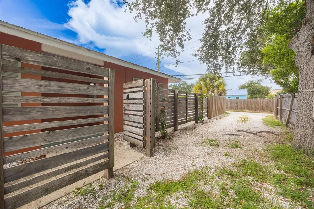 6219 2ND AVENUE S St Petersburg, FL 33707
