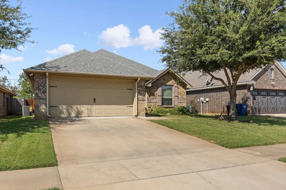 1411 Lauren Lane Granbury, TX 76048