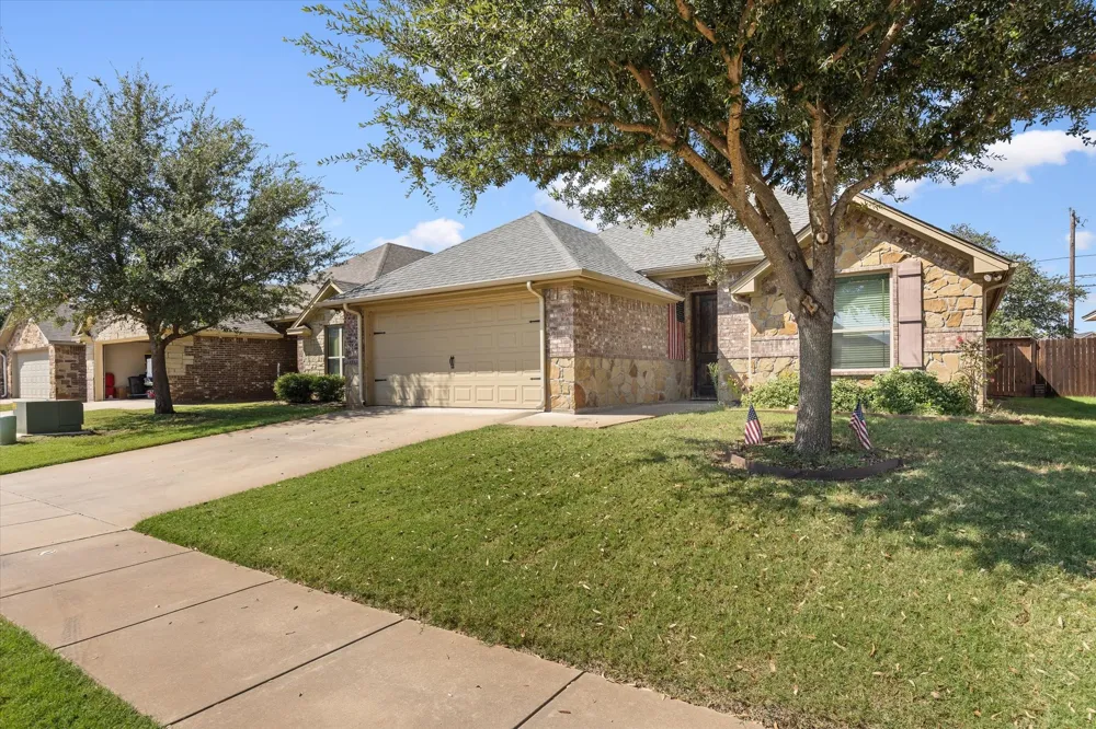 1411 Lauren Lane Granbury, TX 76048