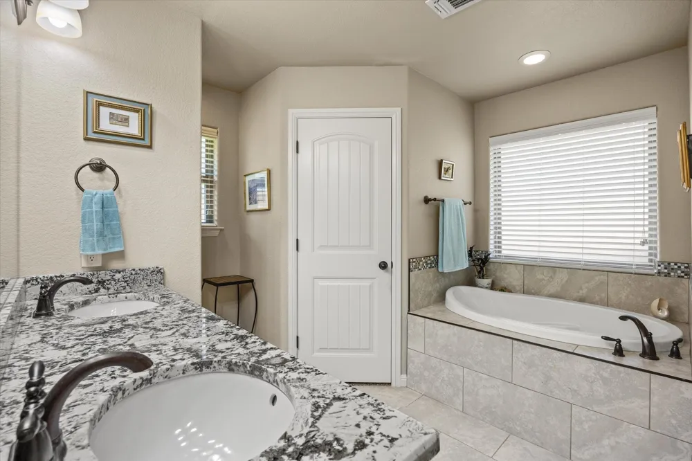 1411 Lauren Lane Granbury, TX 76048