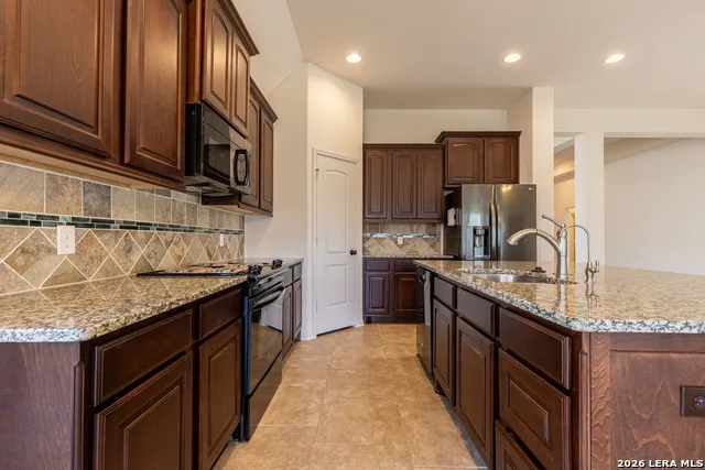 2133 RANGE RD Seguin, TX 78155