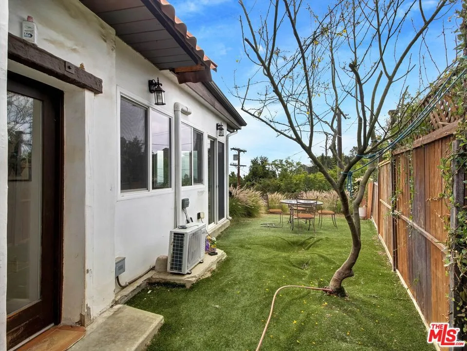 2007 Barcelona Drive Los Angeles, CA 90046