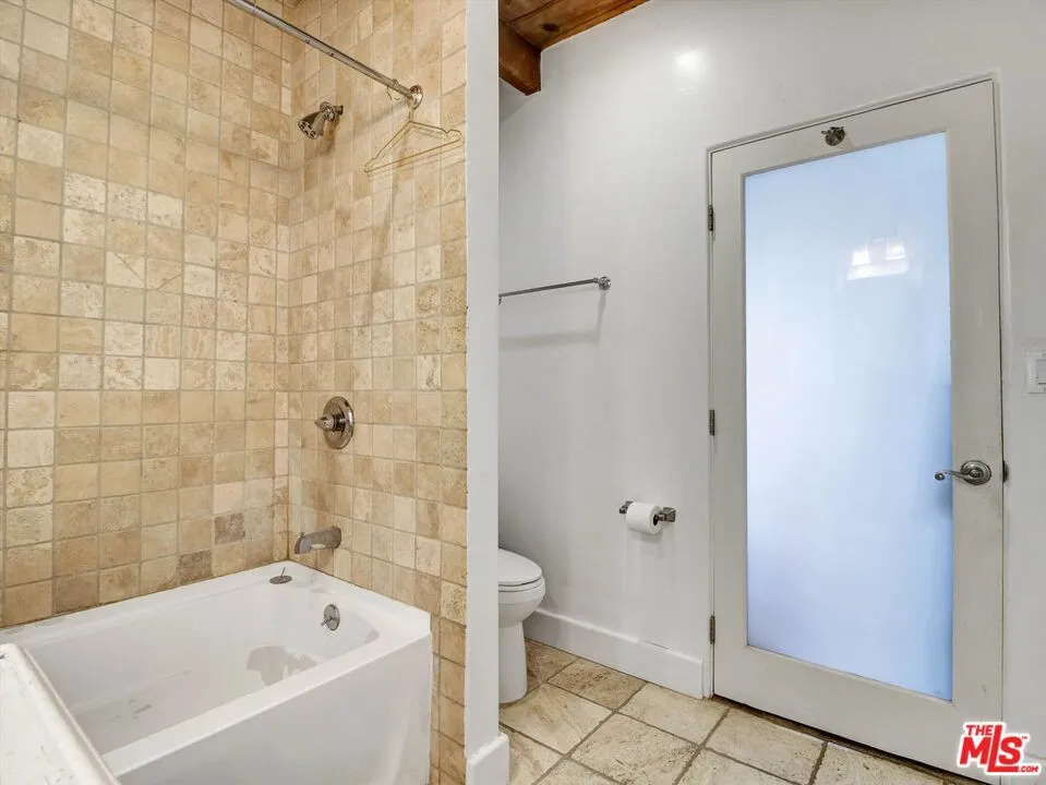 2007 Barcelona Drive Los Angeles, CA 90046