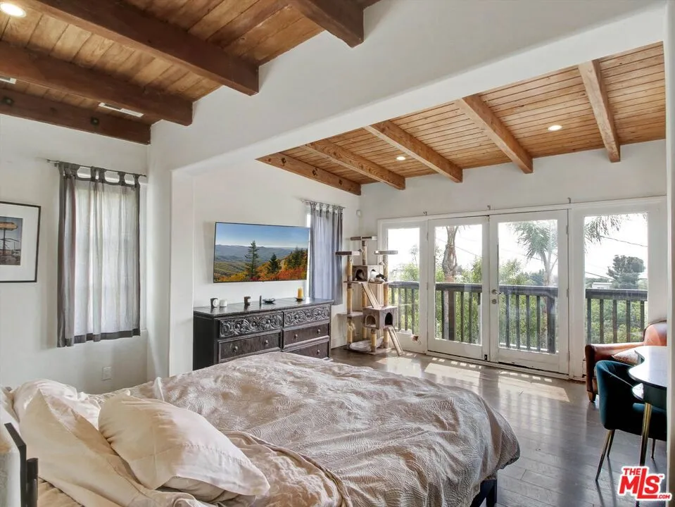 2007 Barcelona Drive Los Angeles, CA 90046