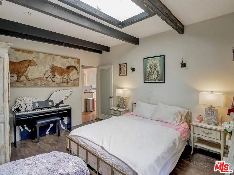 2007 Barcelona Drive Los Angeles, CA 90046