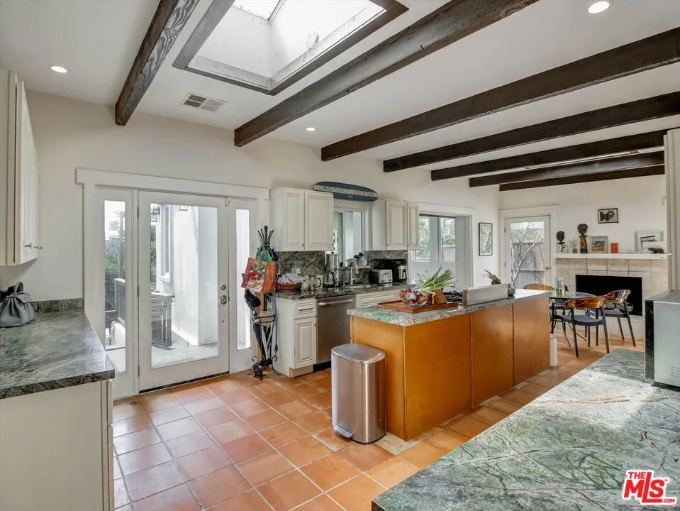 2007 Barcelona Drive Los Angeles, CA 90046