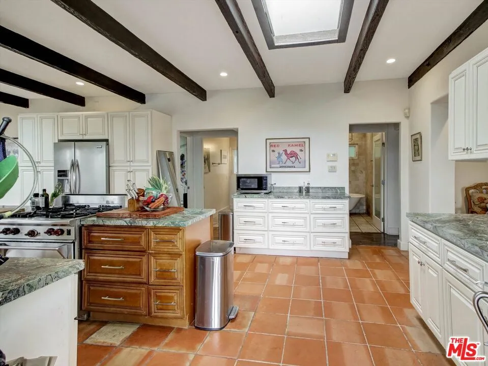 2007 Barcelona Drive Los Angeles, CA 90046