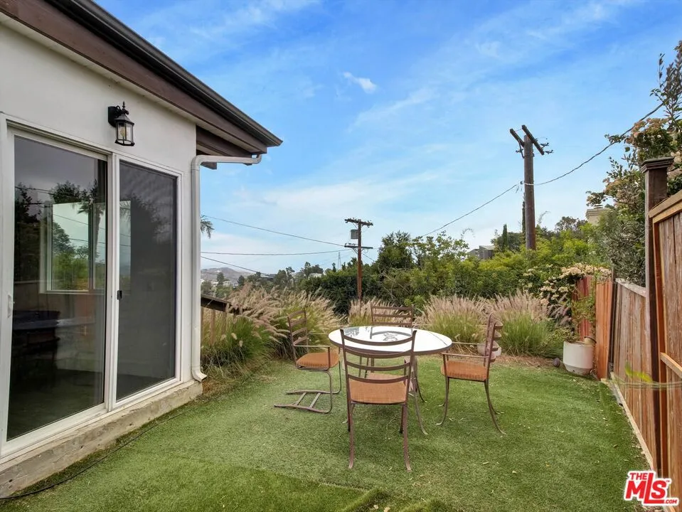2007 Barcelona Drive Los Angeles, CA 90046