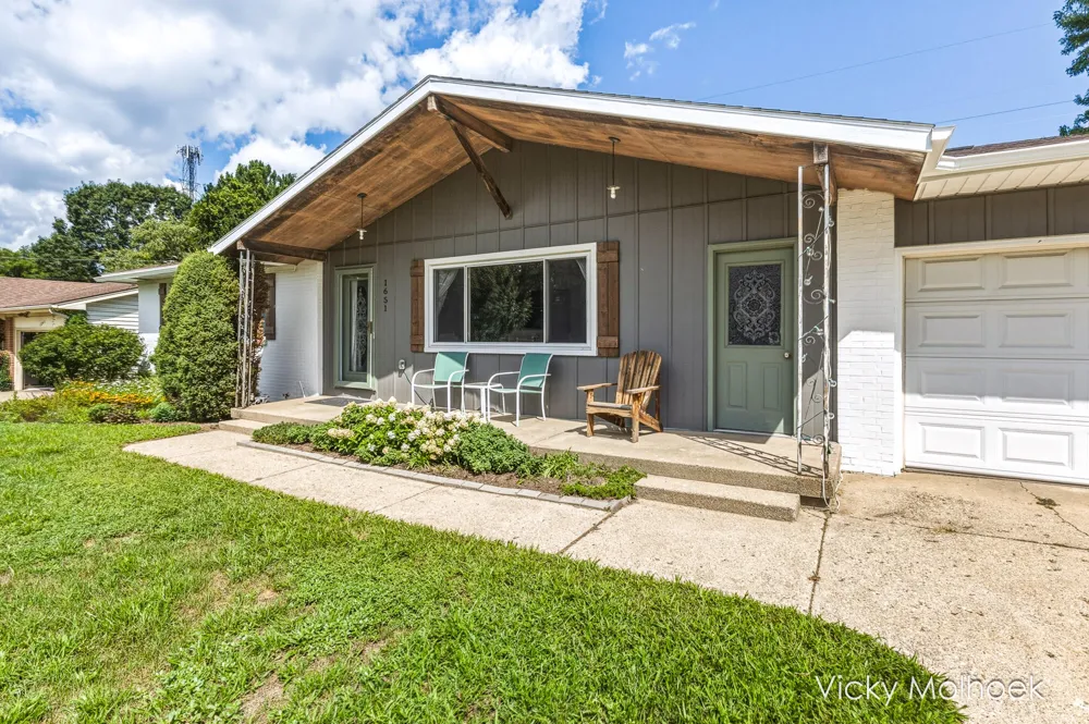 1651 Sunny Creek Street SE Kentwood, MI 49508
