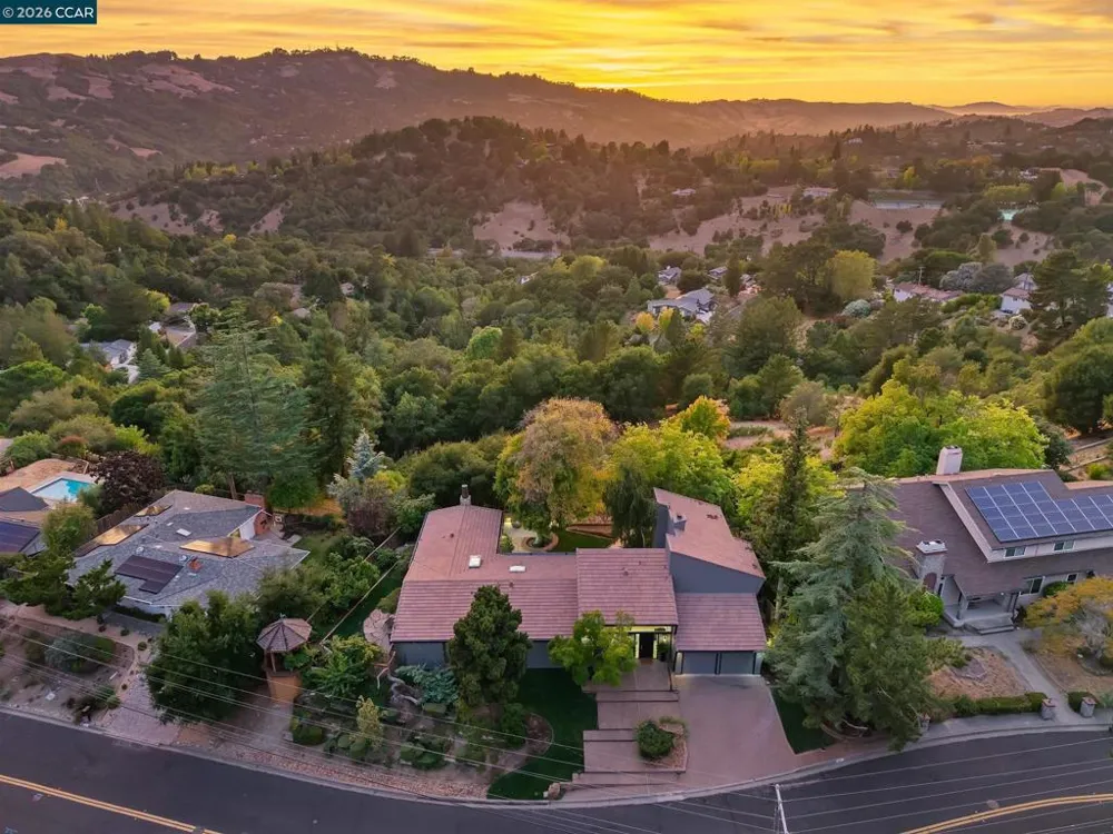 65 Bates Blvd Orinda, CA 94563