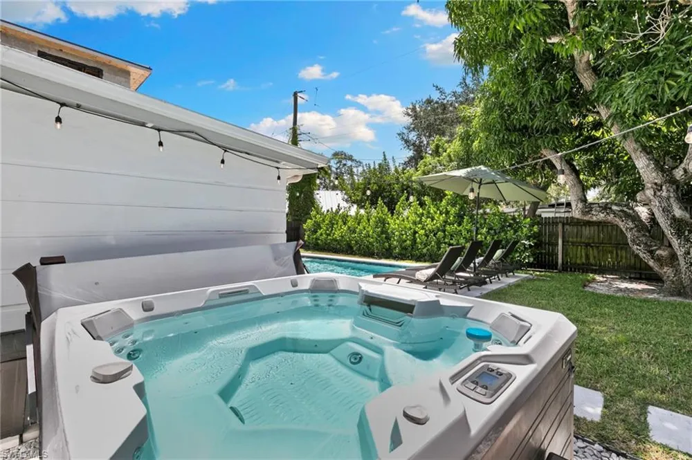 2160 Holiday Lane Naples, FL 34104