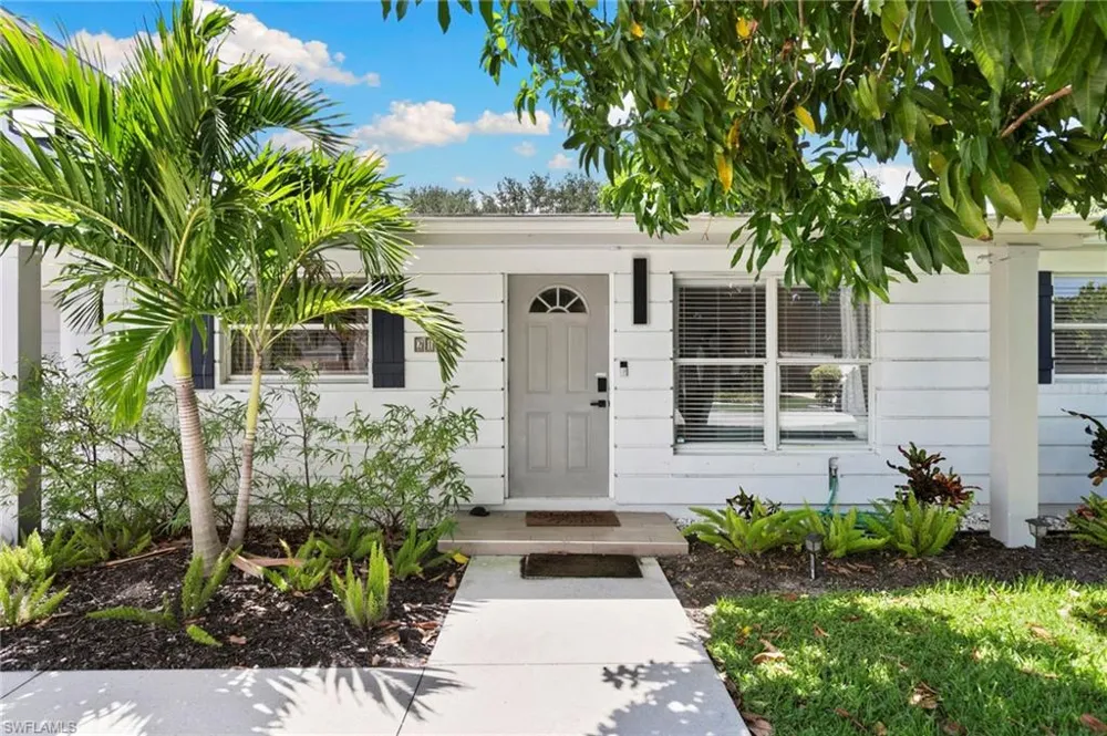 2160 Holiday Lane Naples, FL 34104