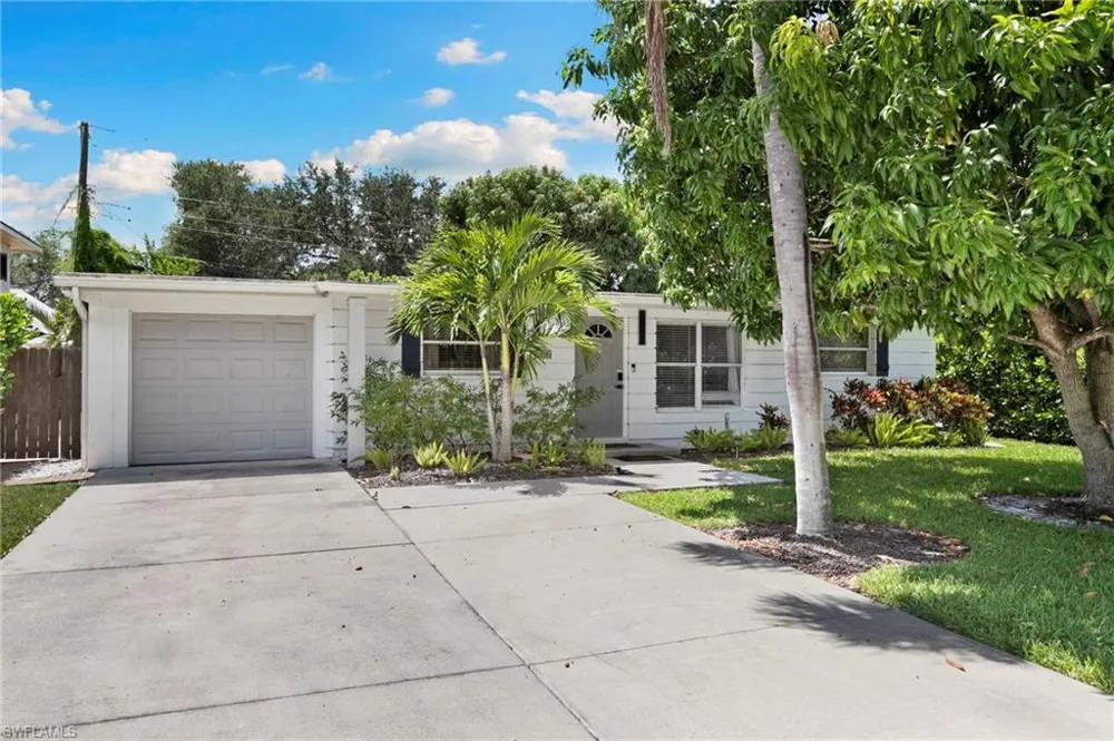 2160 Holiday Lane Naples, FL 34104