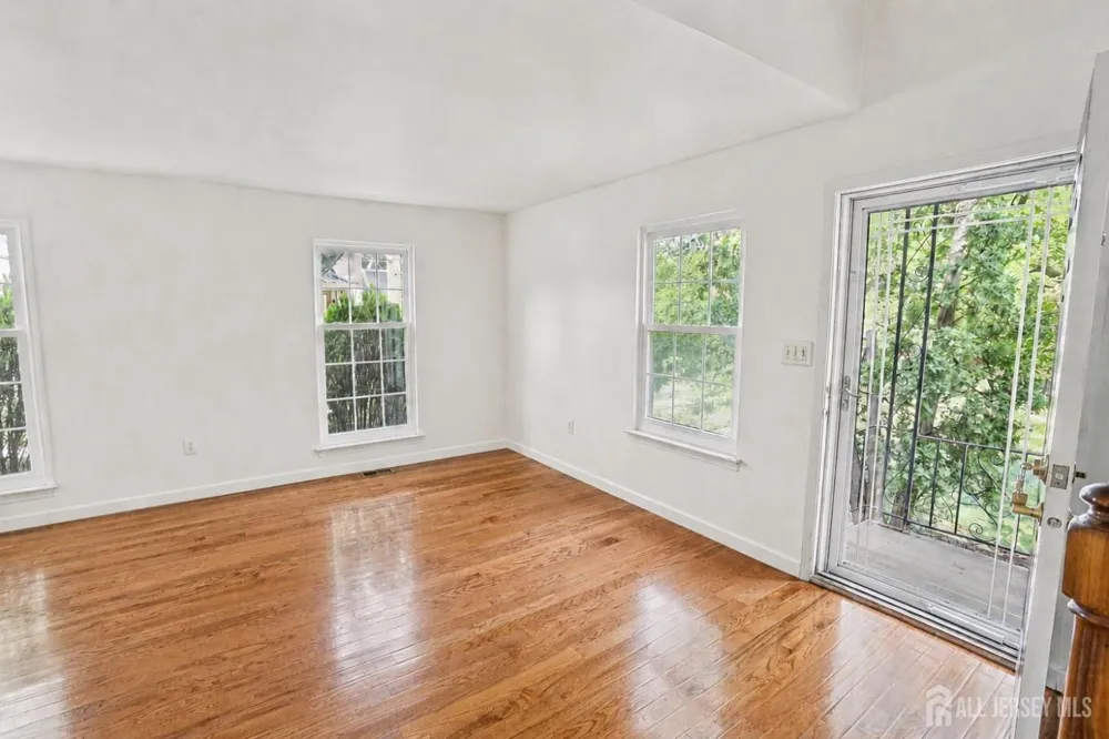 20 Delikat Lane Sayreville, NJ 08872