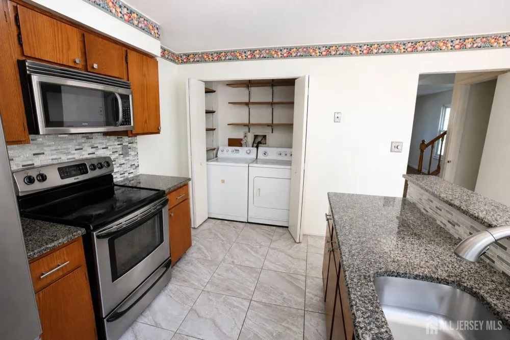 20 Delikat Lane Sayreville, NJ 08872
