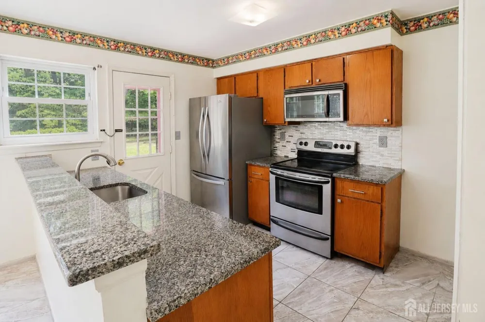 20 Delikat Lane Sayreville, NJ 08872