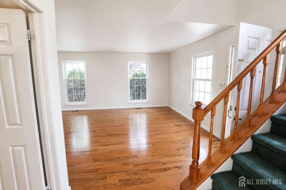 20 Delikat Lane Sayreville, NJ 08872
