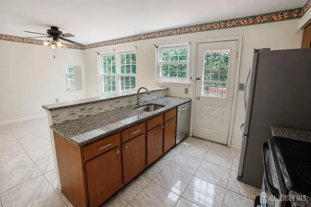 20 Delikat Lane Sayreville, NJ 08872