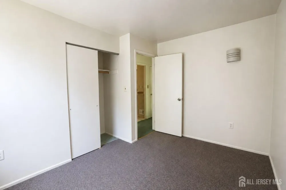 20 Delikat Lane Sayreville, NJ 08872