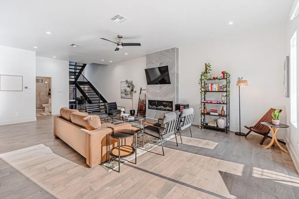 422 W 9th Street #103 Dallas, TX 75208