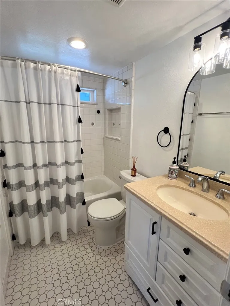 1120 Sandi Costa Mesa, CA 92627