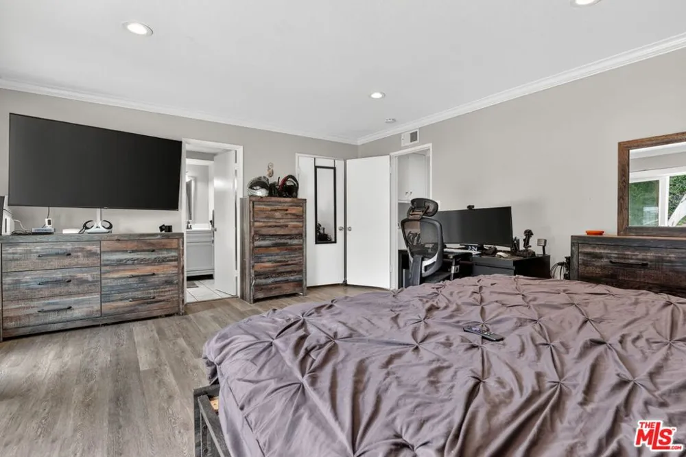 212 E Avenida De Los Arboles Thousand Oaks, CA 91360