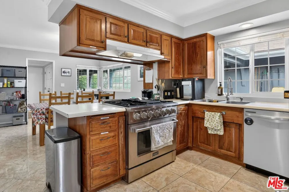 212 E Avenida De Los Arboles Thousand Oaks, CA 91360
