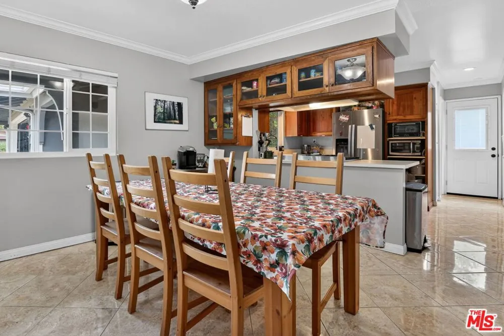 212 E Avenida De Los Arboles Thousand Oaks, CA 91360