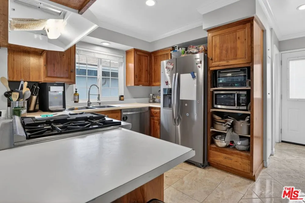 212 E Avenida De Los Arboles Thousand Oaks, CA 91360