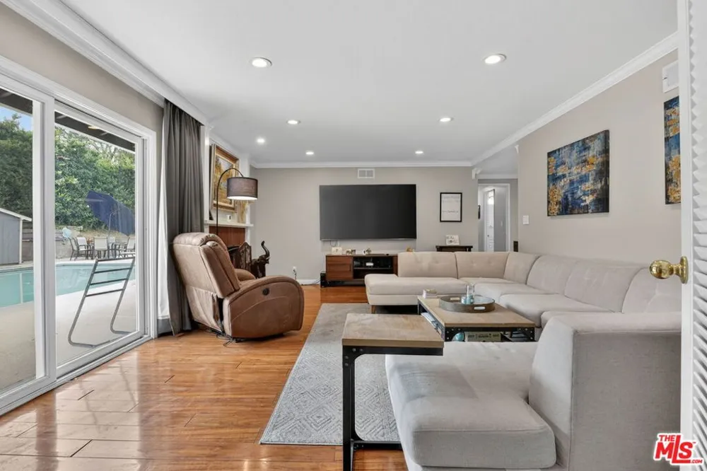 212 E Avenida De Los Arboles Thousand Oaks, CA 91360