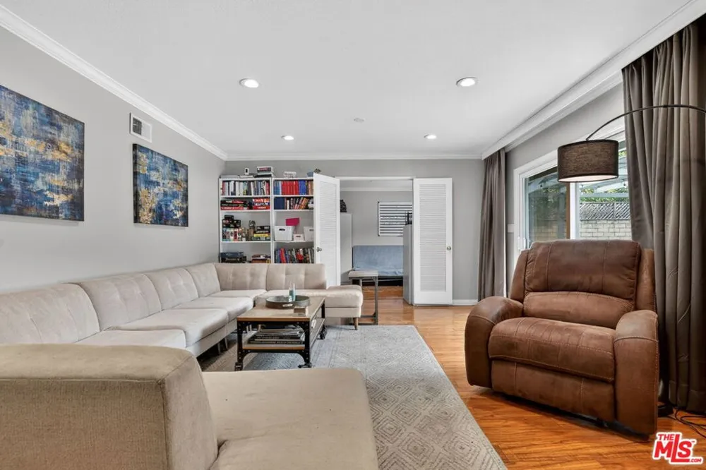 212 E Avenida De Los Arboles Thousand Oaks, CA 91360