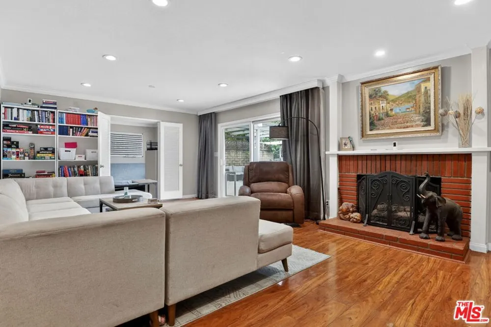 212 E Avenida De Los Arboles Thousand Oaks, CA 91360