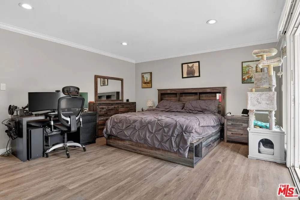 212 E Avenida De Los Arboles Thousand Oaks, CA 91360