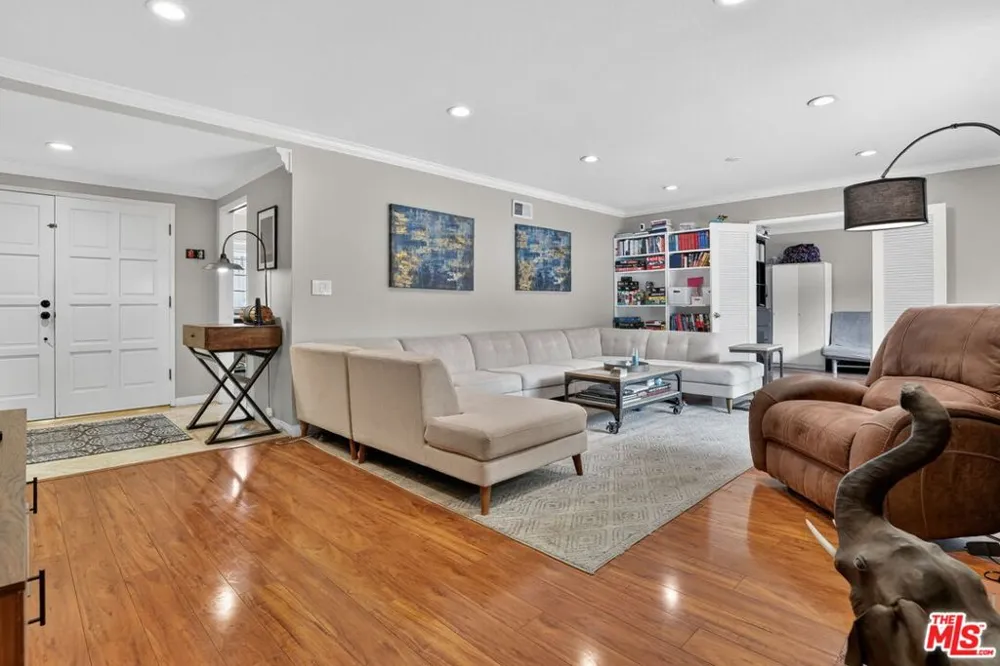 212 E Avenida De Los Arboles Thousand Oaks, CA 91360