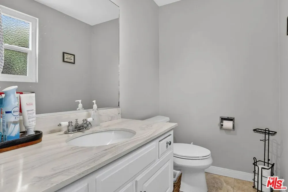 212 E Avenida De Los Arboles Thousand Oaks, CA 91360