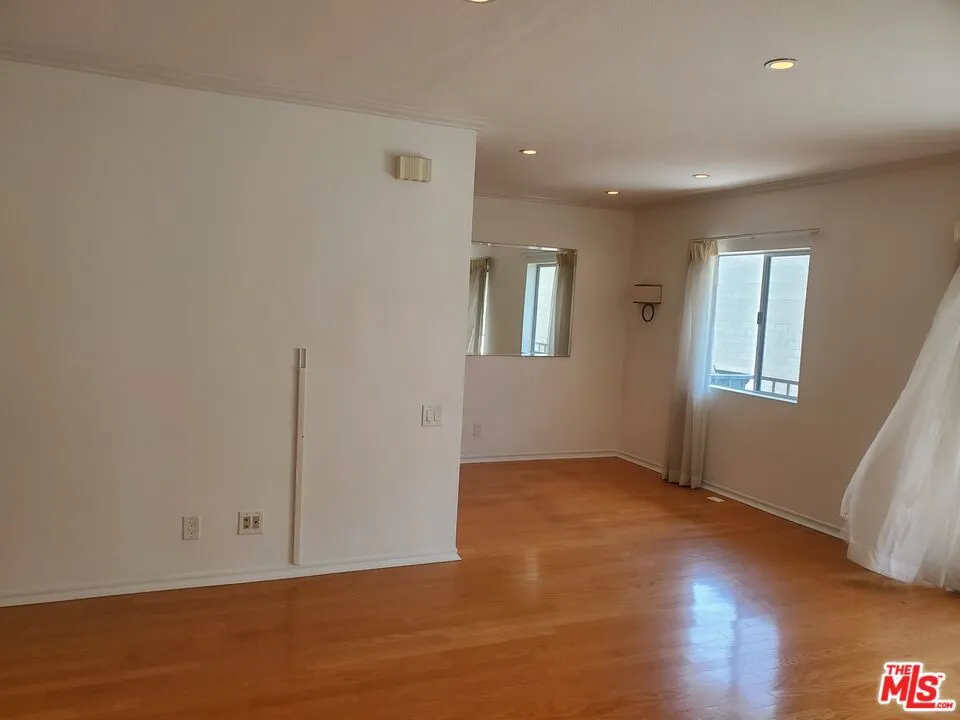 1115 S Elm Drive #405 Los Angeles, CA 90035