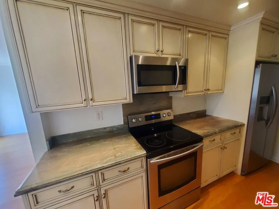 1115 S Elm Drive #405 Los Angeles, CA 90035