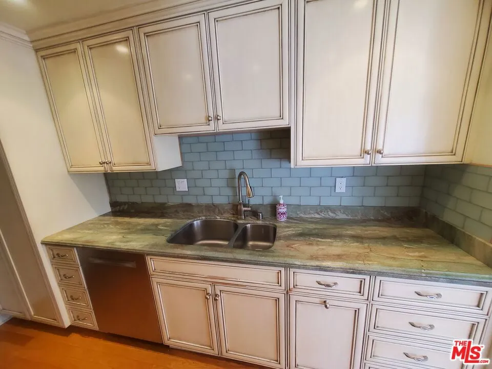 1115 S Elm Drive #405 Los Angeles, CA 90035